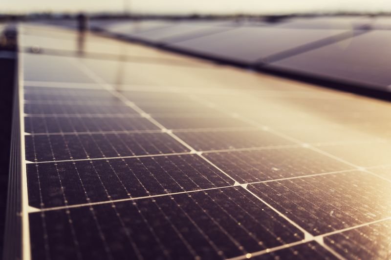 Primer plano de paneles solares bajo la luz del sol